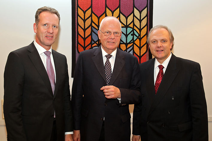 V.l.: Stockhausen, Vorstandsvorsitzender Volksbank Oberberg, Prof. Dr. Meinhard Miegel und Superintendent Jrgen Knabe - Foto: Christian Melzer