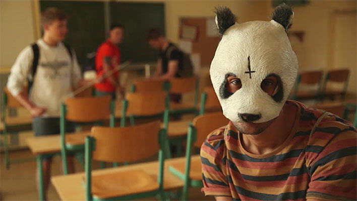 Rapper Cro, dessen „Markenzeichen“ eine Pandamaske ist