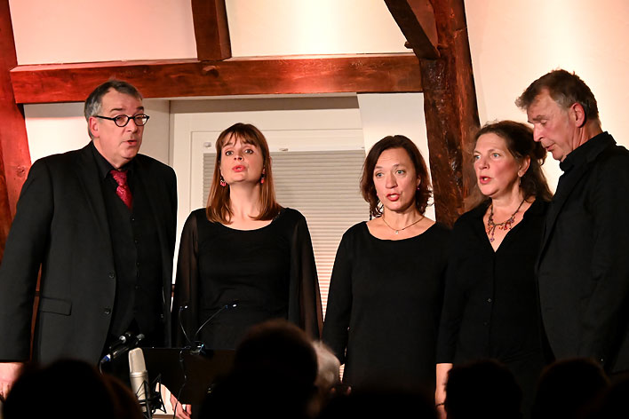 Die fnf von „5grad“ lieben a-capella Gesang – v.l.: Andreas Ebert (Bass), Caro Schug-Otten (Sopran), Barbara Poppinga (Mezzosopran), Brbel Maaen (Alt) und Andreas Steinmeyer (Tenor). Foto: Vera Marzinski