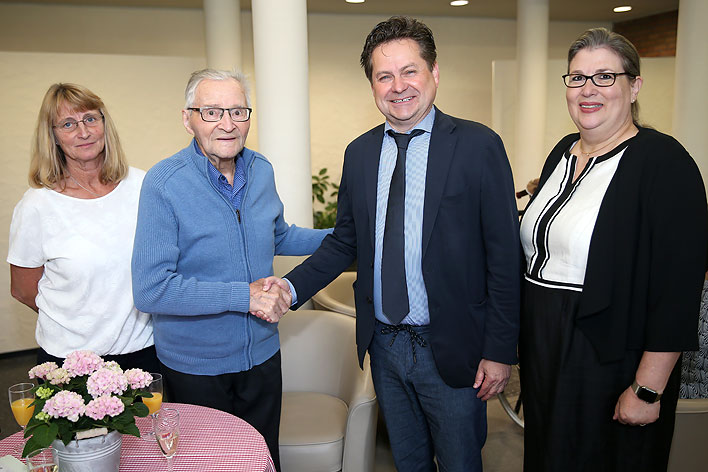 Dr. Katja Lehmann-Giannotti vom Vorstand des Gesundheitswerks Bethel Berlin und Ulrich Stcker begrten den mit 104 Jahren ltesten Bewohner Bernhard Knies und seine Tochter Elisabeth Belicke (v. r.) unter den Gsten. 