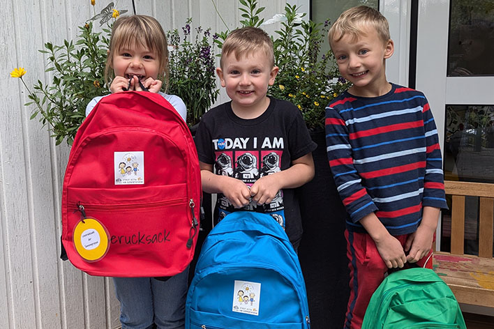 „Buchkita“-Kinder Elli, Mackson und Aaron (v. l.) freuen sich ber das neue Projekt „Leserucksack“. Foto: Kita Am Sonnenhang