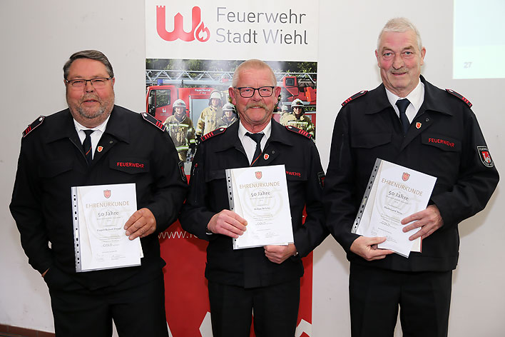 Das Feuerwehr-Ehrenzeichen in Gold mit Goldkranz erhielt Eugen Denni fr 50 Jahre im aktiven Dienst. Gemeinsam mit Holger Belicke und Hans-Gerd Noss gehrt er 50 Jahre der Feuerwehr an (v. l.).