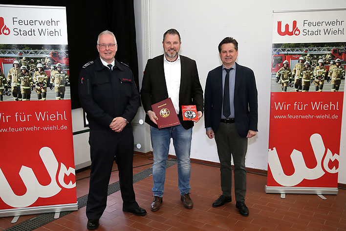 Markus Vollmer, Geschftsfhrer der Firma Kampf in Mhlen, erhielt die Plakette „Partner der Feuerwehr“. Auf dem Gelnde des Unternehmens steht eine Feuerwache.
