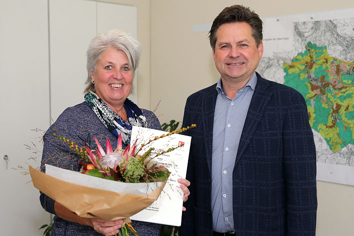 Brgermeister Ulrich Stcker wnschte Heike Lepperhoff alles Gute fr ihre neue ehrenamtliche Aufgabe als Ortsbeauftragte fr Oberwiehl 1. Foto: Christian Melzer