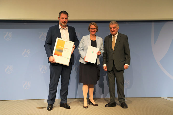 Aus den Hnden von NRW-Innenminister Herbert Reul nahm die Kampf-Geschftsfhrung mit Rike Johnsen und Markus Vollmer (v. r.) die Frderplakette entgegen. Foto: Innenministerium NRW