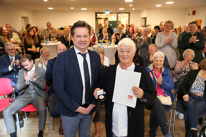 Aus den Hnden von Brgermeister Ulrich Stcker nahm Dorothee Faulenbach den Goldenen Wiehltaler und die zugehrige Urkunde entgegen. Fotos: Christian Melzer