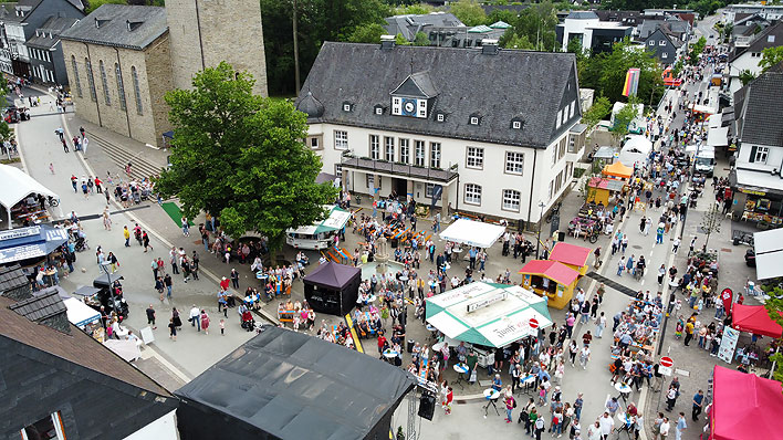 An zwei Tagen herrschte bei „Wiehl feiert“ buntes Treiben im Wiehler Zentrum auf den Straen und dem Rathausplatz. Fotos: Christian Melzer