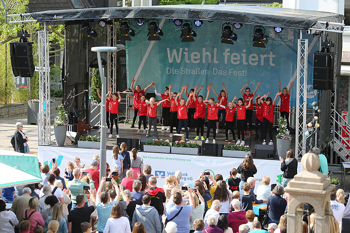 Wiehler Chre, Tanzgruppen, Schulen und Vereine trugen zum bunten Programm bei – wie hier die Tanzgruppe des CVJM Oberwiehl. 